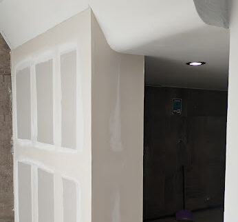 [Imagen de un muro divisorio de Tablaroca siendo instalado en una casa]