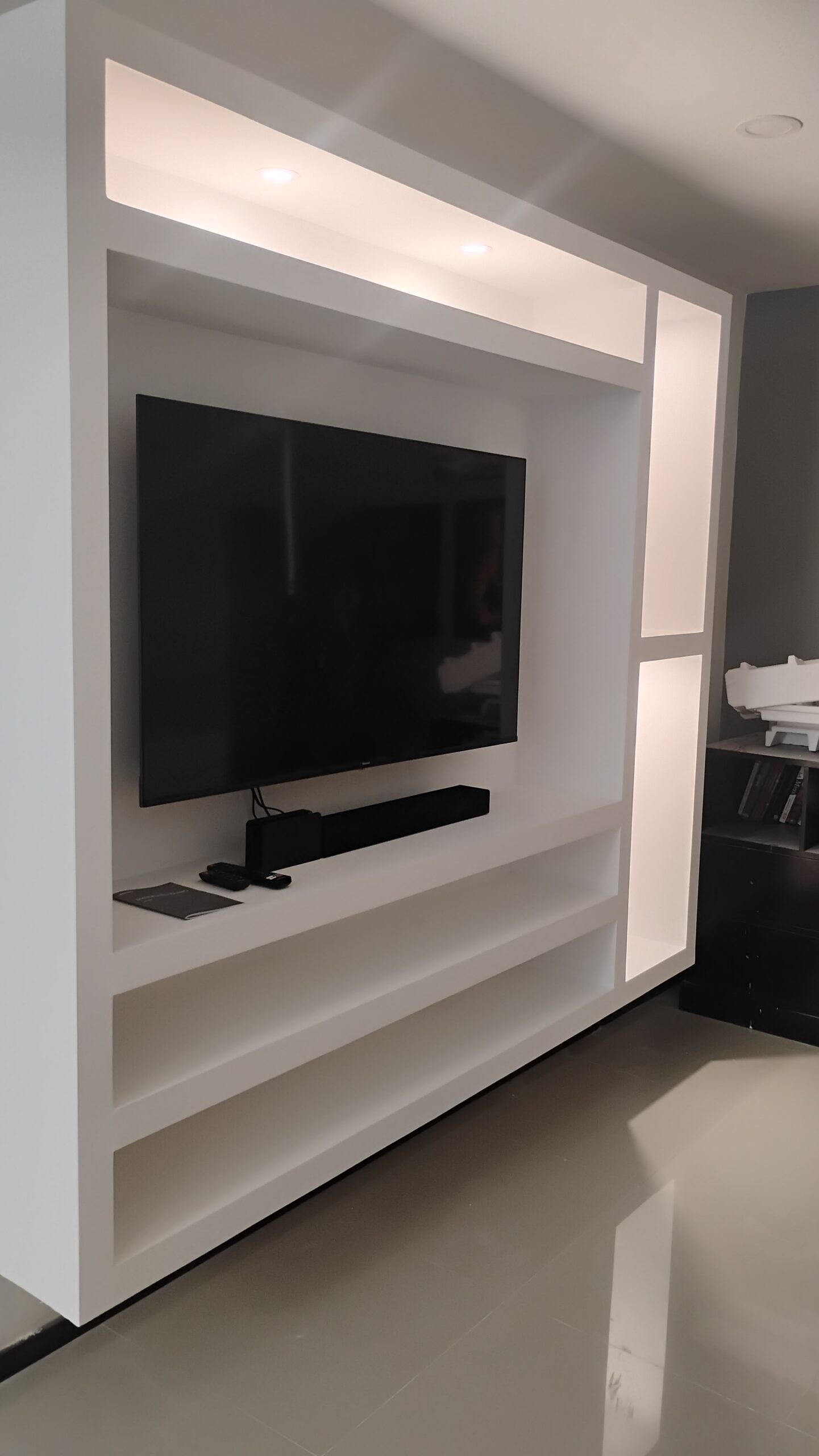 Centro de TV de tablaroca con cables ocultos y diseño moderno