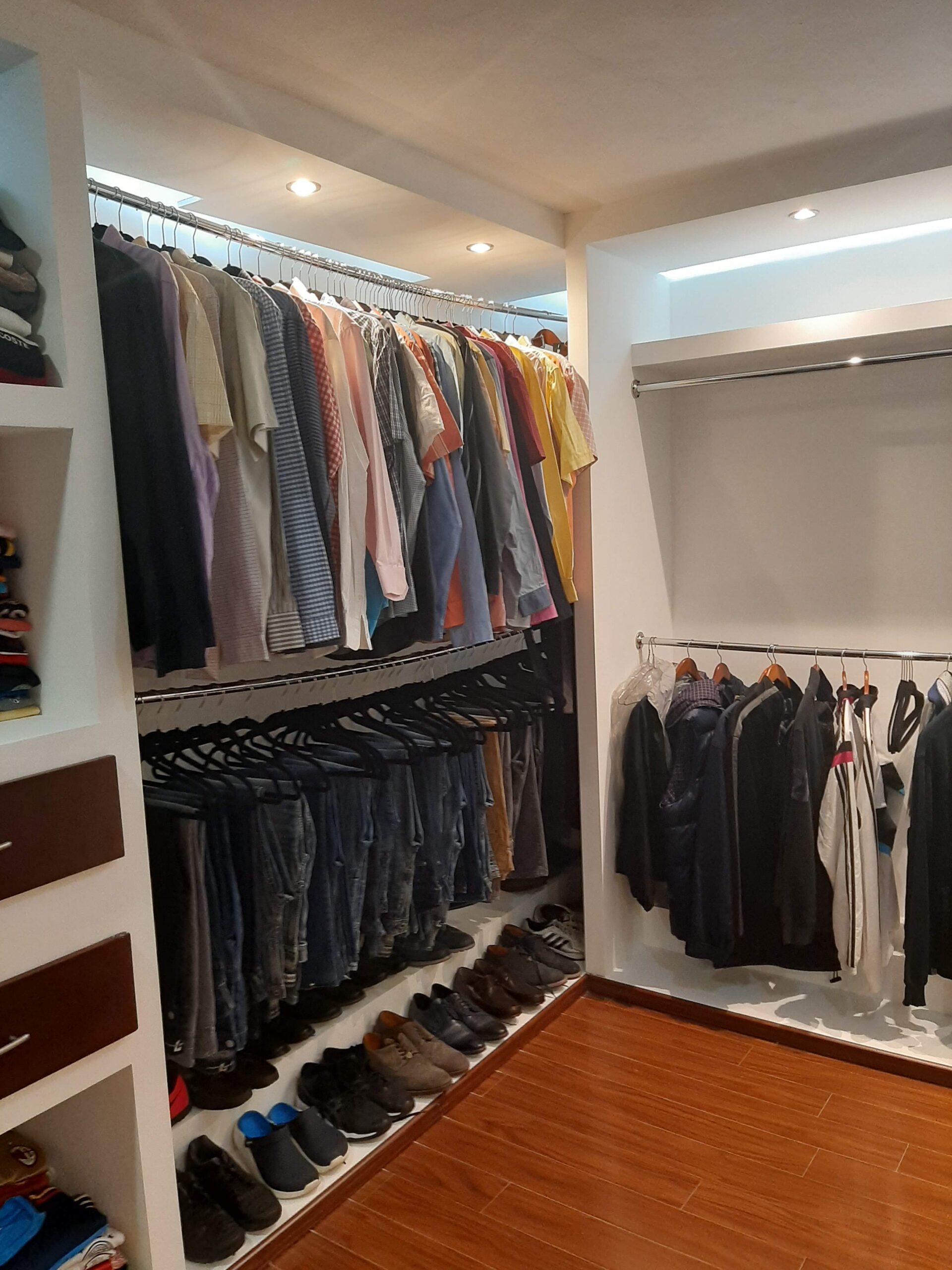 Interior de un clóset de tablaroca perfectamente organizado y a medida