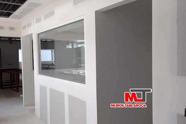 [Imagen de una sala de espera creada con un muro de Tablaroca]