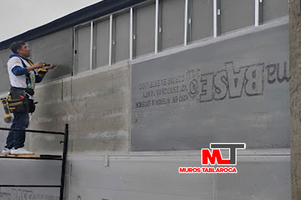 [Imagen de un muro exterior de Durock protegiendo una tienda]