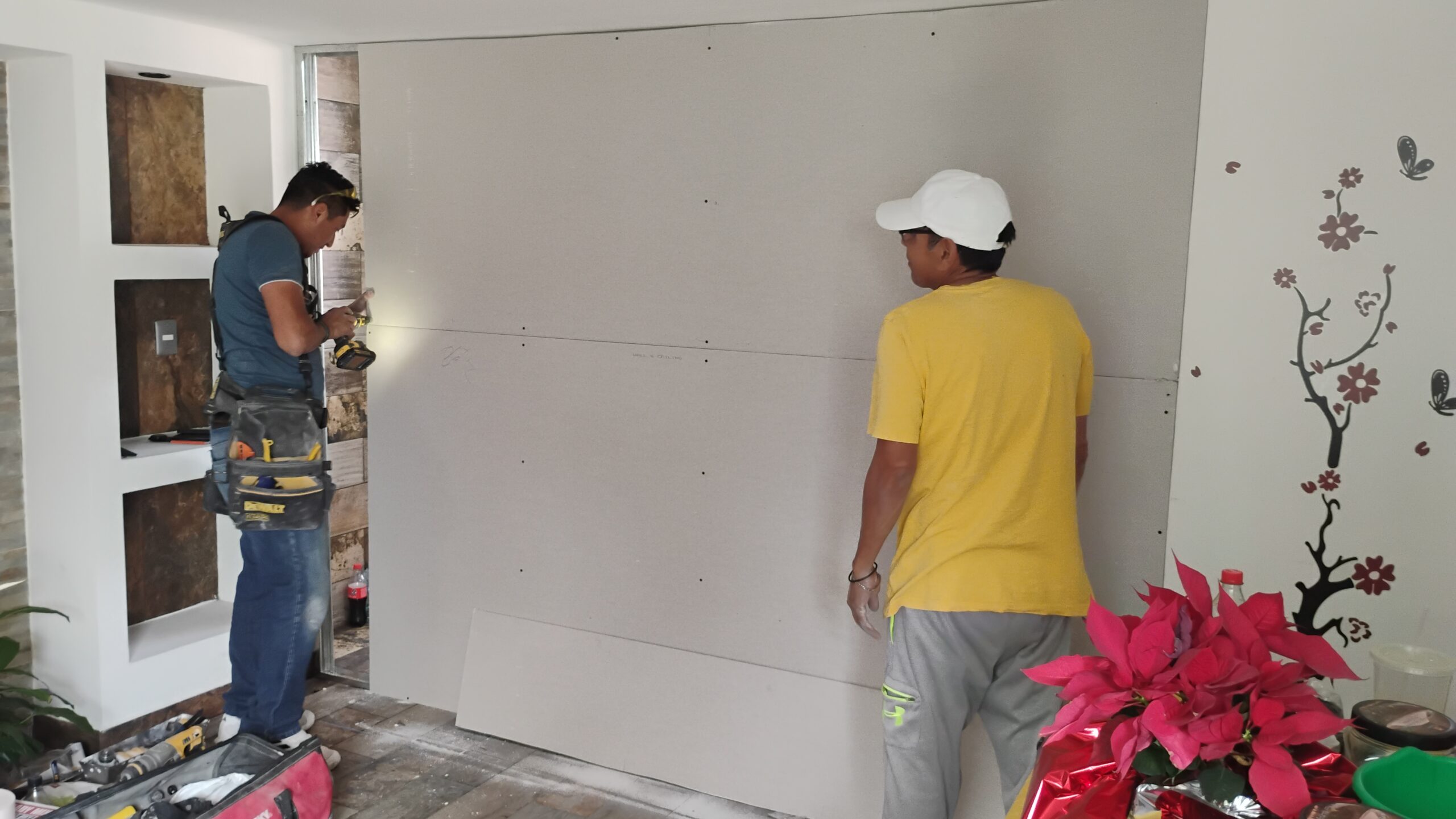 Ejemplo de una pared de tablaroca después de una reparación profesional