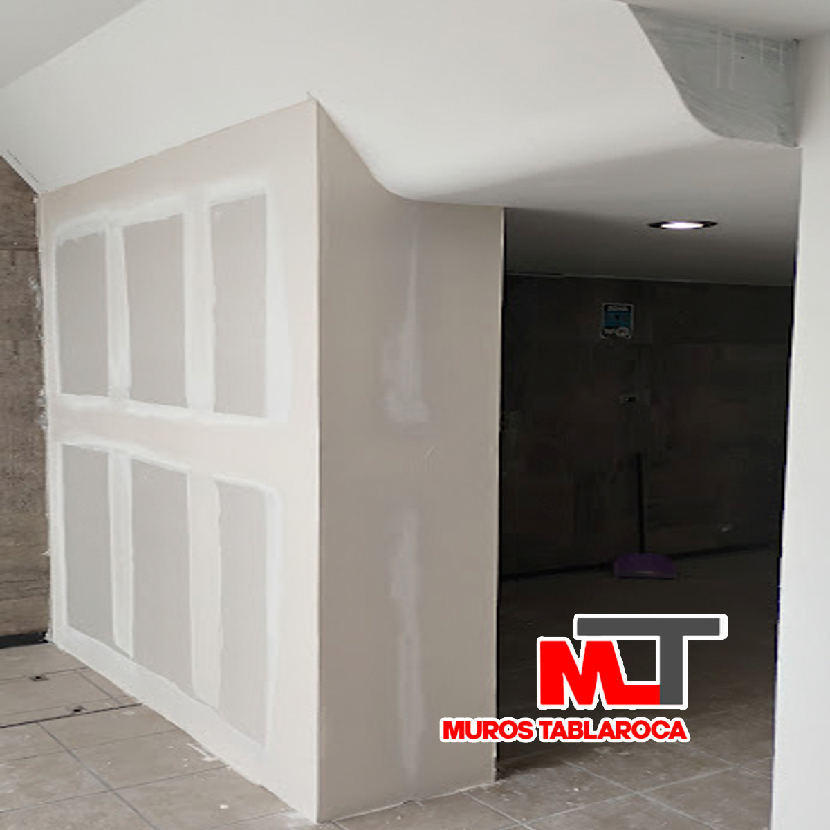 Diseño de oficina moderna con divisiones de tablaroca